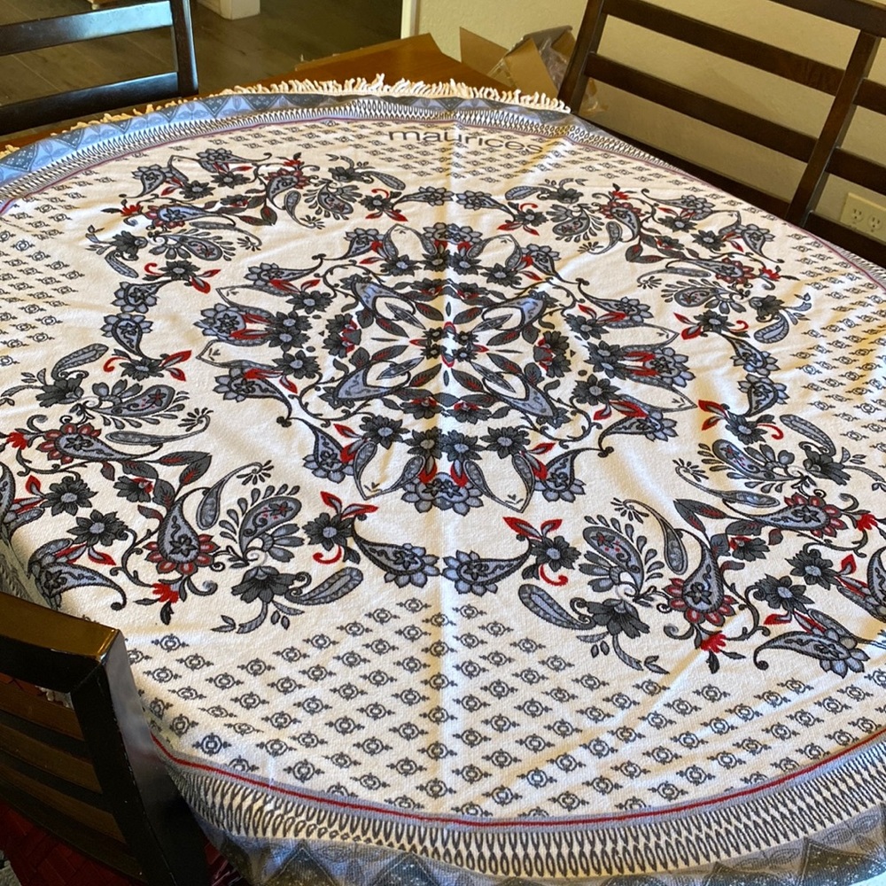NWT Maurices circle towel